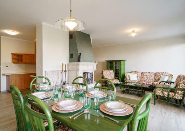 Na PREDAJ priestranný 6-izbový dom v exkluzívnej prvej línii na Slnečných jazerách – JUH