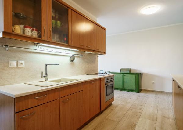 Na PREDAJ priestranný 6-izbový dom v exkluzívnej prvej línii na Slnečných jazerách – JUH