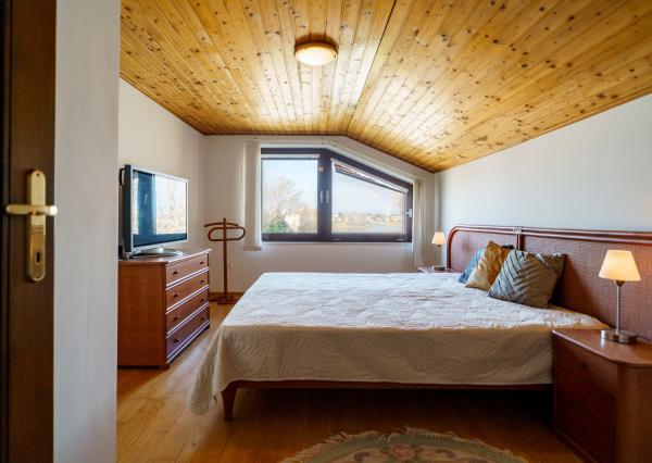 Na PREDAJ priestranný 6-izbový dom v exkluzívnej prvej línii na Slnečných jazerách – JUH