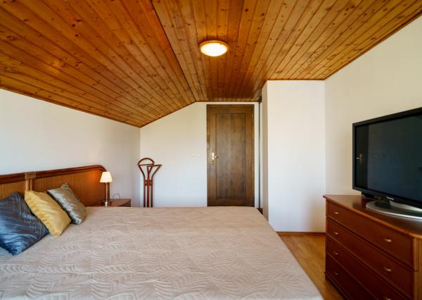 Na PREDAJ priestranný 6-izbový dom v exkluzívnej prvej línii na Slnečných jazerách – JUH