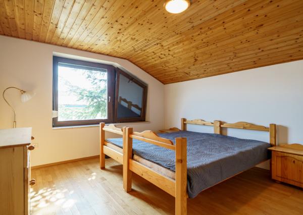 Na PREDAJ priestranný 6-izbový dom v exkluzívnej prvej línii na Slnečných jazerách – JUH