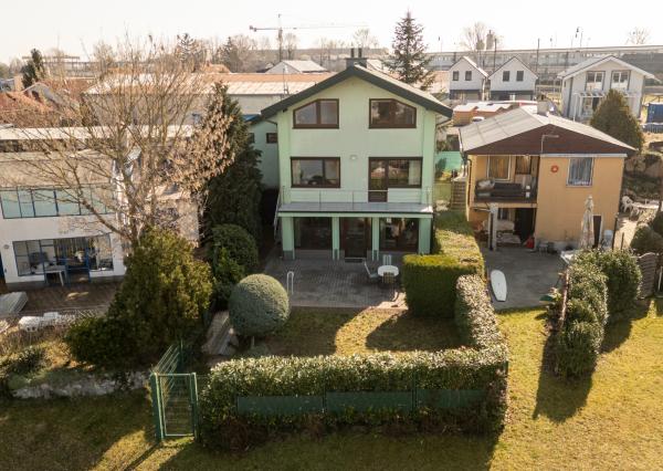 Na PREDAJ priestranný 6-izbový dom v exkluzívnej prvej línii na Slnečných jazerách – JUH