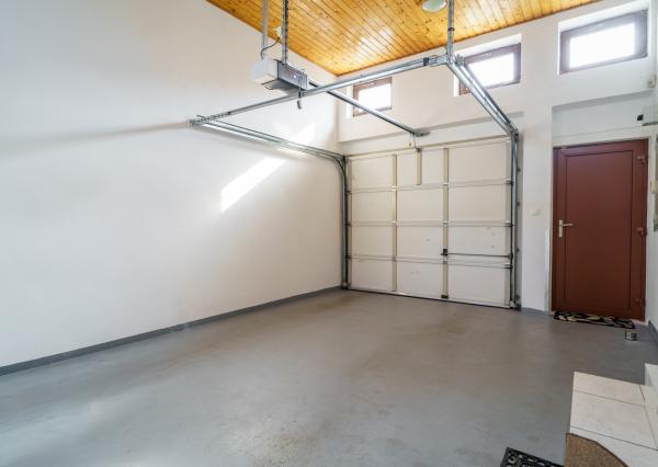 Na PREDAJ priestranný 6-izbový dom v exkluzívnej prvej línii na Slnečných jazerách – JUH