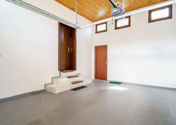 Na PREDAJ priestranný 6-izbový dom v exkluzívnej prvej línii na Slnečných jazerách – JUH