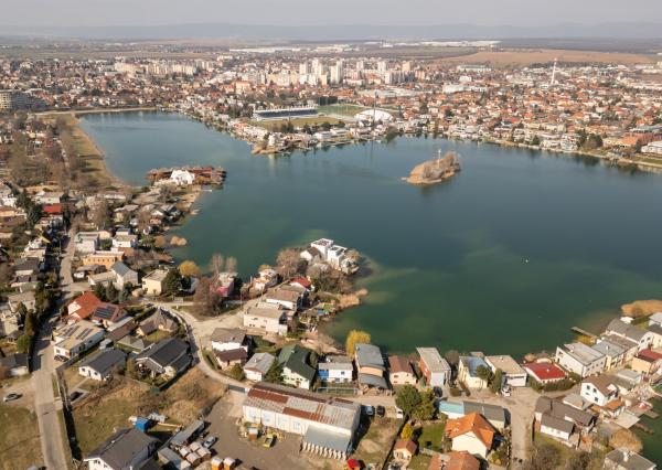 Na PREDAJ priestranný 6-izbový dom v exkluzívnej prvej línii na Slnečných jazerách – JUH