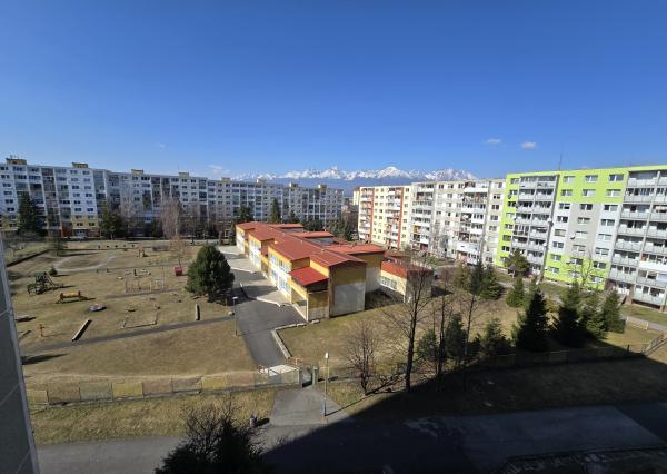 Exkluzívne na predaj veľký slnečný 3-izbový byt s balkónom v Poprade na sídlisku Nový juh, ul. Jesenná