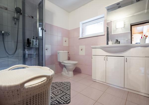 REZERVOVANÉ - Exkluzívne na predaj 3-izbový rodinný dom po kompletnej rekonštrukcii v obci Banská Belá, okres Banská Štiavnica