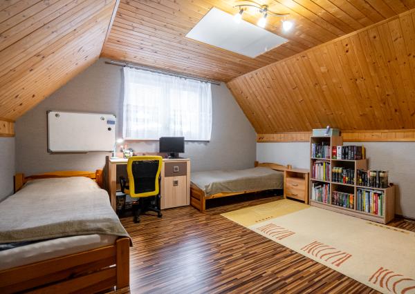 REZERVOVANÉ - Exkluzívne na predaj 3-izbový rodinný dom po kompletnej rekonštrukcii v obci Banská Belá, okres Banská Štiavnica