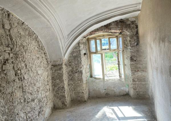 Exkluzívne na predaj  starší neobytný rodinný dom vhodný na renováciu, prípadne výstavu nového rodinného domu, obec Stráže - okres Poprad