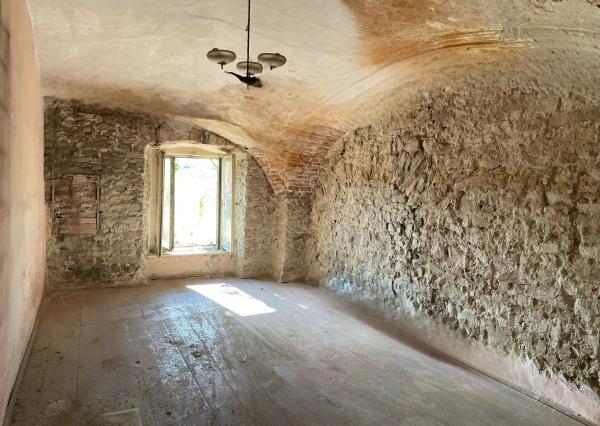 Exkluzívne na predaj  starší neobytný rodinný dom vhodný na renováciu, prípadne výstavu nového rodinného domu, obec Stráže - okres Poprad