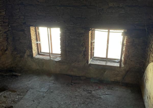 Exkluzívne na predaj  starší neobytný rodinný dom vhodný na renováciu, prípadne výstavu nového rodinného domu, obec Stráže - okres Poprad