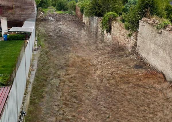 Exkluzívne na predaj  starší neobytný rodinný dom vhodný na renováciu, prípadne výstavu nového rodinného domu, obec Stráže - okres Poprad