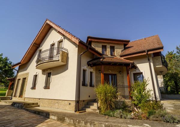 Na prenájom krásny 6-izbový rodinný dom v meste Vrbové, s priestranným  pozemkom 2167 m2, Piešťany