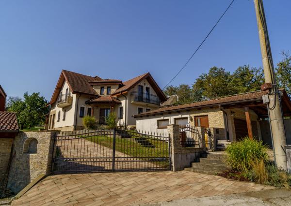 Na prenájom krásny 6-izbový rodinný dom v meste Vrbové, s priestranným  pozemkom 2167 m2, Piešťany