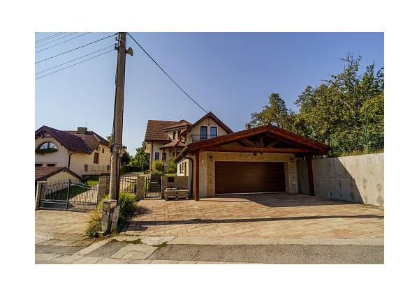 Na prenájom krásny 6-izbový rodinný dom v meste Vrbové, s priestranným  pozemkom 2167 m2, Piešťany