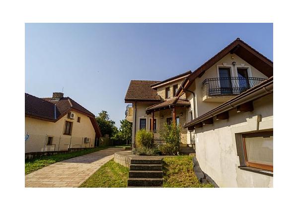 Na prenájom krásny 6-izbový rodinný dom v meste Vrbové, s priestranným  pozemkom 2167 m2, Piešťany