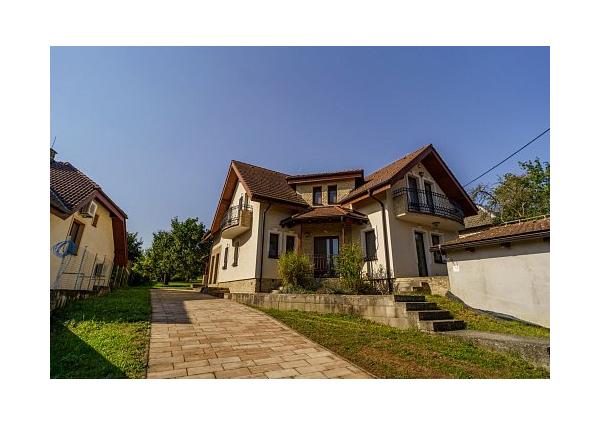 Na prenájom krásny 6-izbový rodinný dom v meste Vrbové, s priestranným  pozemkom 2167 m2, Piešťany