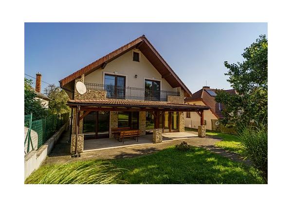 Na prenájom krásny 6-izbový rodinný dom v meste Vrbové, s priestranným  pozemkom 2167 m2, Piešťany