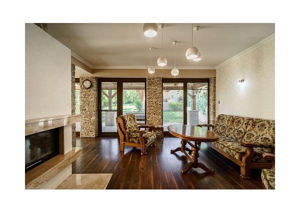 Na prenájom krásny 6-izbový rodinný dom v meste Vrbové, s priestranným  pozemkom 2167 m2, Piešťany