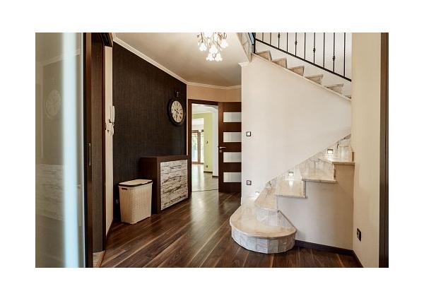 Na prenájom krásny 6-izbový rodinný dom v meste Vrbové, s priestranným  pozemkom 2167 m2, Piešťany