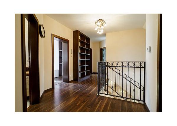 Na prenájom krásny 6-izbový rodinný dom v meste Vrbové, s priestranným  pozemkom 2167 m2, Piešťany