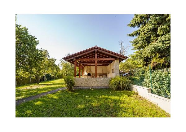 Na prenájom krásny 6-izbový rodinný dom v meste Vrbové, s priestranným  pozemkom 2167 m2, Piešťany