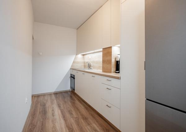 NA PREDAJ 3-izbový byt 74 m2 po kompletnej rekonštrukcií s loggiou, ul. Gessayova