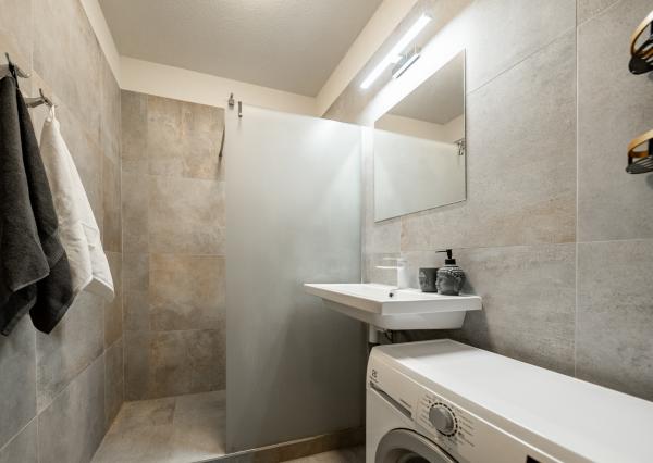 NA PREDAJ 3-izbový byt 74 m2 po kompletnej rekonštrukcií s loggiou, ul. Gessayova