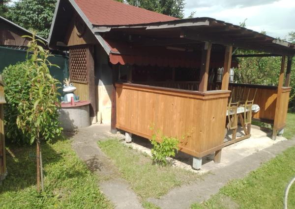Exkluzívne Vám ponúkame na predaj drevenú chatku so záhradkou v tichom prostredí záhradkárskej oblasti Sečovce- Stašov .