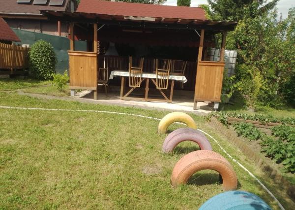 Exkluzívne Vám ponúkame na predaj drevenú chatku so záhradkou v tichom prostredí záhradkárskej oblasti Sečovce- Stašov .