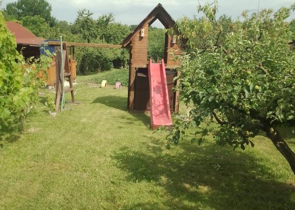 Exkluzívne Vám ponúkame na predaj drevenú chatku so záhradkou v tichom prostredí záhradkárskej oblasti Sečovce- Stašov .