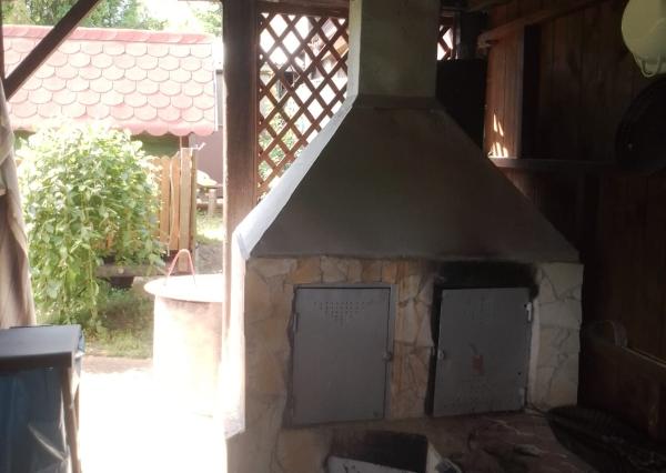 Exkluzívne Vám ponúkame na predaj drevenú chatku so záhradkou v tichom prostredí záhradkárskej oblasti Sečovce- Stašov .