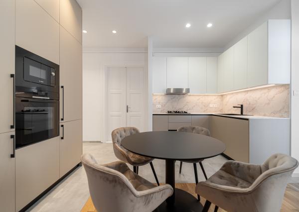 Tehlový 3 izbový byt 92 m2 po novej kompletnej rekonštrukcii s balkónom v centre mesta na ul. Palackého v Košiciach.