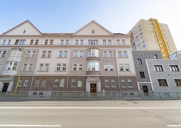 Tehlový 3 izbový byt 92 m2 po novej kompletnej rekonštrukcii s balkónom v centre mesta na ul. Palackého v Košiciach.