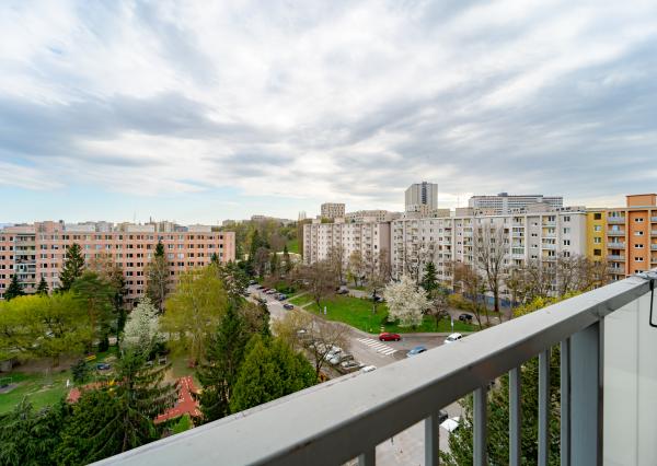 REZERVOVANÉ - 3 izbový byt po čiastočnej rekonštrukcii s loggiou v širšom centre mesta na ul. Tatranská v Košiciach.