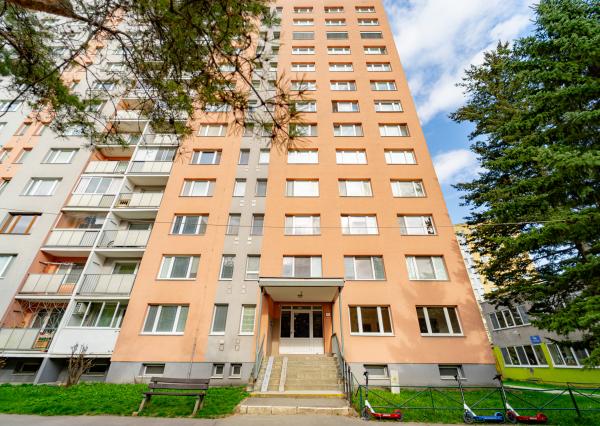 REZERVOVANÉ - 3 izbový byt po čiastočnej rekonštrukcii s loggiou v širšom centre mesta na ul. Tatranská v Košiciach.
