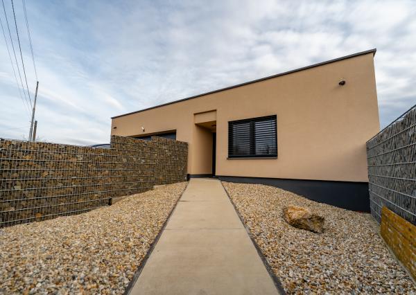 REZERVOVANÉ- Nadštandardný bungalov s pozemkom 660 m2 v obci Sady nad Torysou - Byster len 5km od mesta Košice