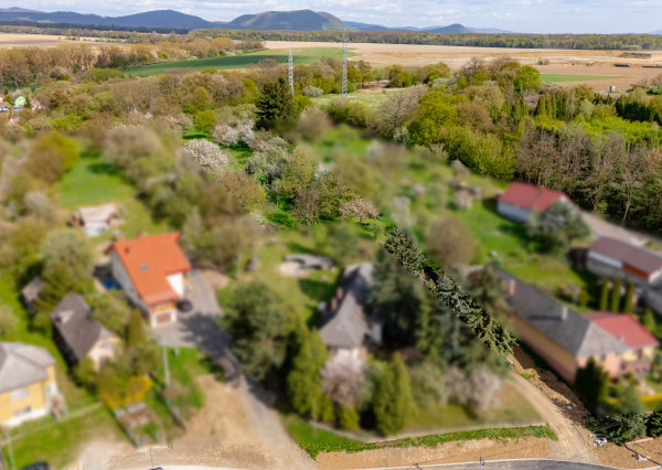 Ponúkame na predaj  slnečný pozemok v lokalite Petrovany-Močarmany, v tichom prostredí