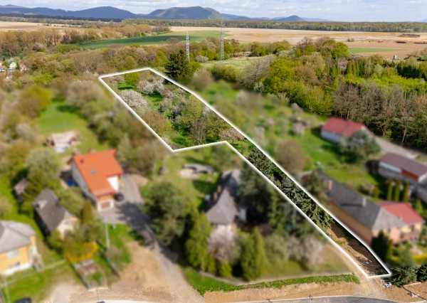 Ponúkame na predaj  slnečný pozemok v lokalite Petrovany-Močarmany, v tichom prostredí