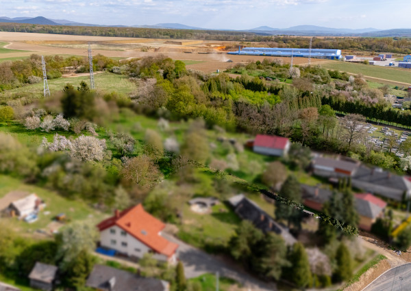 Ponúkame na predaj  slnečný pozemok v lokalite Petrovany-Močarmany, v tichom prostredí