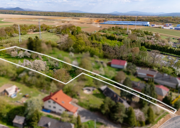 Ponúkame na predaj  slnečný pozemok v lokalite Petrovany-Močarmany, v tichom prostredí