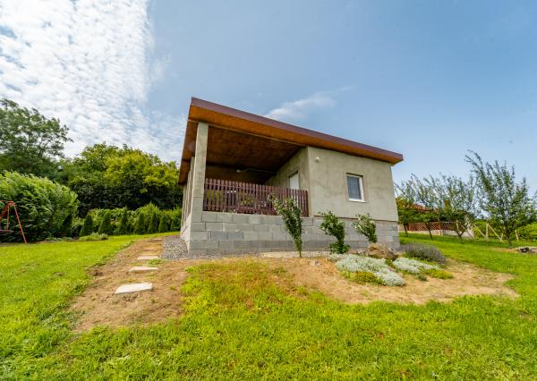 Vinica s murovanou chatkou