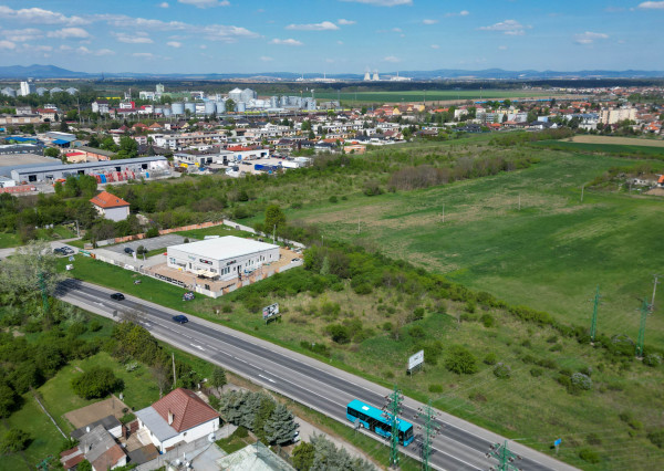 PREDAJ, INVESTIČNÝ POZEMOK 1 440 m², LEOPOLDOV, ŤAH D1 → HLOHOVEC