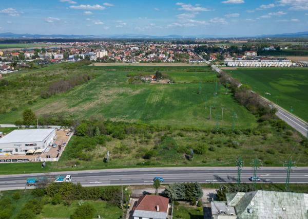 PREDAJ, INVESTIČNÝ POZEMOK 1 440 m², LEOPOLDOV, ŤAH D1 → HLOHOVEC
