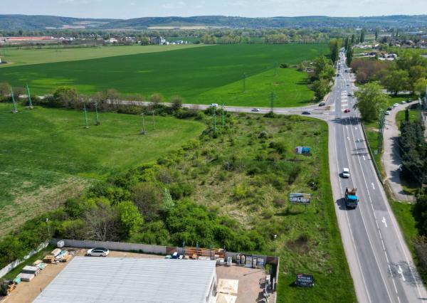 PREDAJ, INVESTIČNÝ POZEMOK 1 440 m², LEOPOLDOV, ŤAH D1 → HLOHOVEC