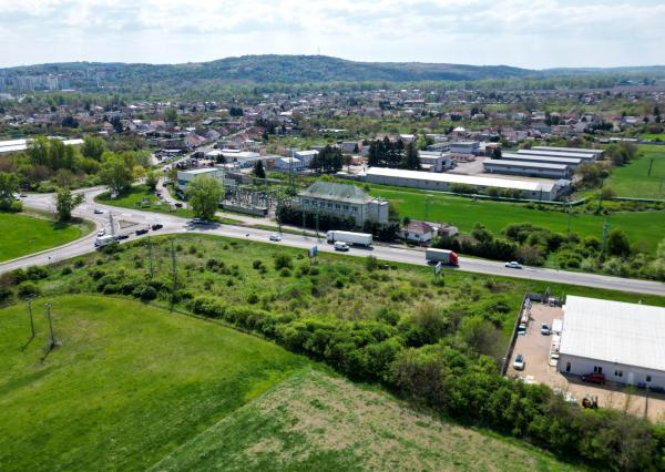 PREDAJ, INVESTIČNÝ POZEMOK 1 440 m², LEOPOLDOV, ŤAH D1 → HLOHOVEC