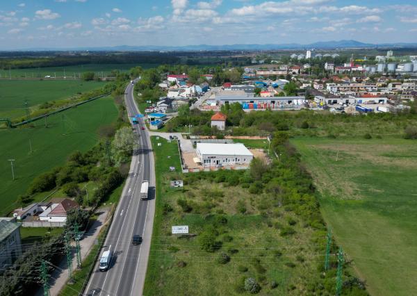 PREDAJ, INVESTIČNÝ POZEMOK 1 440 m², LEOPOLDOV, ŤAH D1 → HLOHOVEC