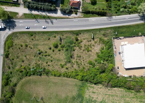 PREDAJ, INVESTIČNÝ POZEMOK 1 440 m², LEOPOLDOV, ŤAH D1 → HLOHOVEC