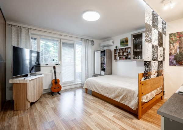 NA PREDAJ KLIMATIZOVANÁ GARSÓNKA 31,4m2 s balkónom a  parkovacím státím, ul. Na pasekách