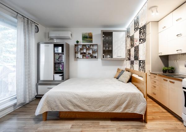 NA PREDAJ KLIMATIZOVANÁ GARSÓNKA 31,4m2 s balkónom a  parkovacím státím, ul. Na pasekách